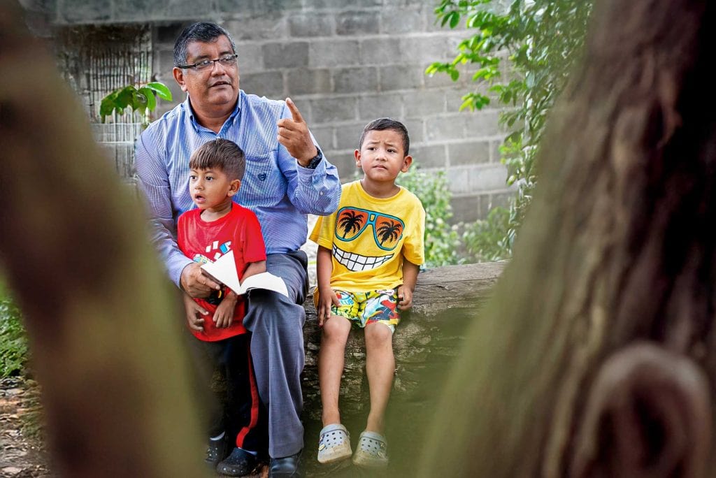 Einsatz für soziale Gerechtigkeit in Honduras, Pastor mit Kindern aus dem Kinderzentrum, Compassion Deutschland