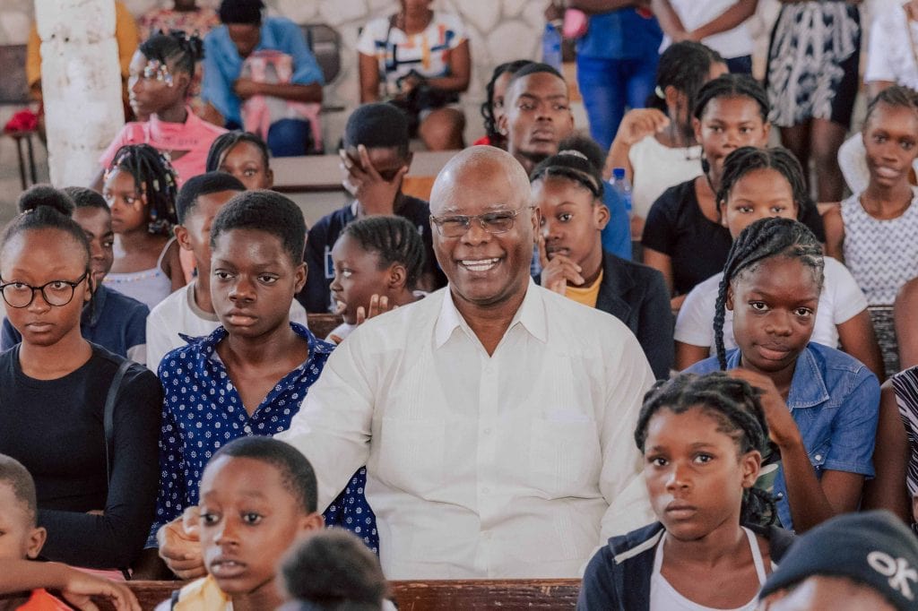 Viele Leute in einer Kirche in Haiti, Compassion Deutschland