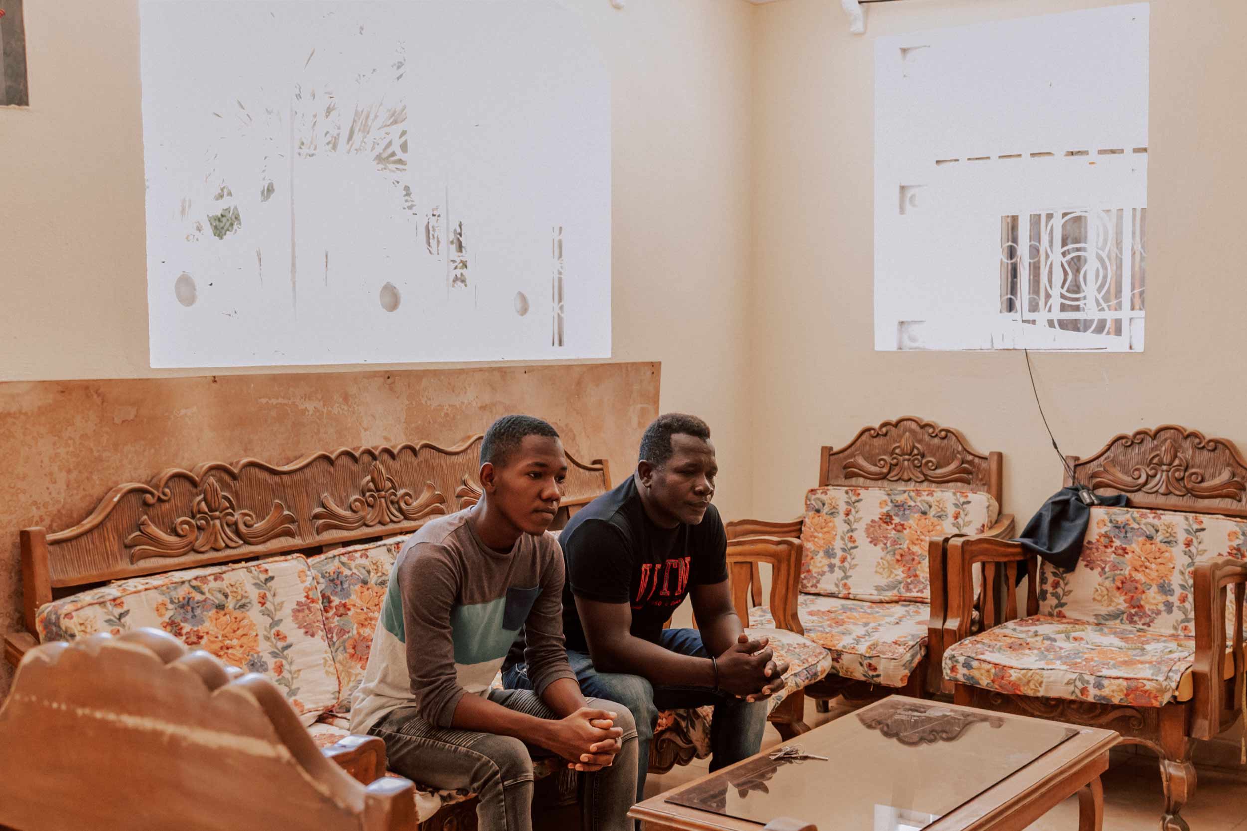 Olson und sein Vater in einem Haus in Haiti, Kirchen als Ersthelfer, Compassion Deutschland