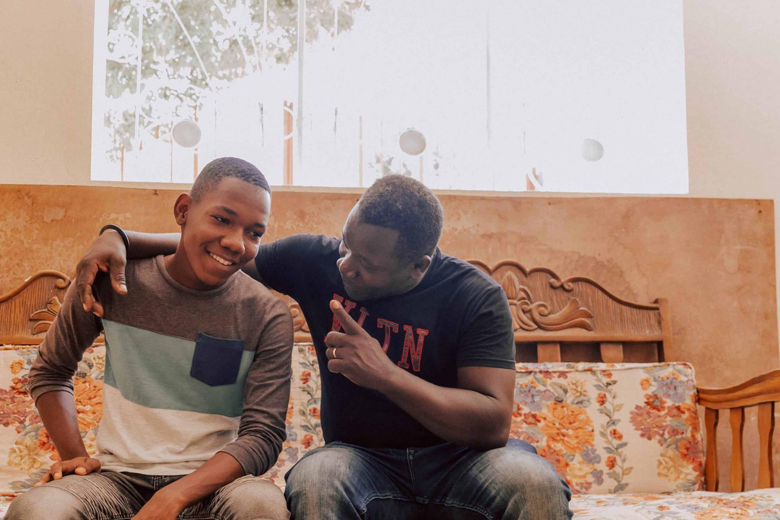 Olson und sein Vater in einem Haus in Haiti, Kirchen als Ersthelfer, Compassion Deutschland