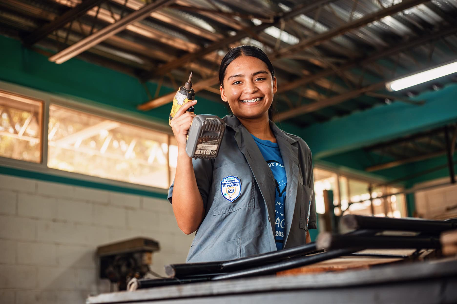 Zukunft selbstbestimmt gestalten, Jimena benutzt einen Akkuschrauber, Compassion Deutschland