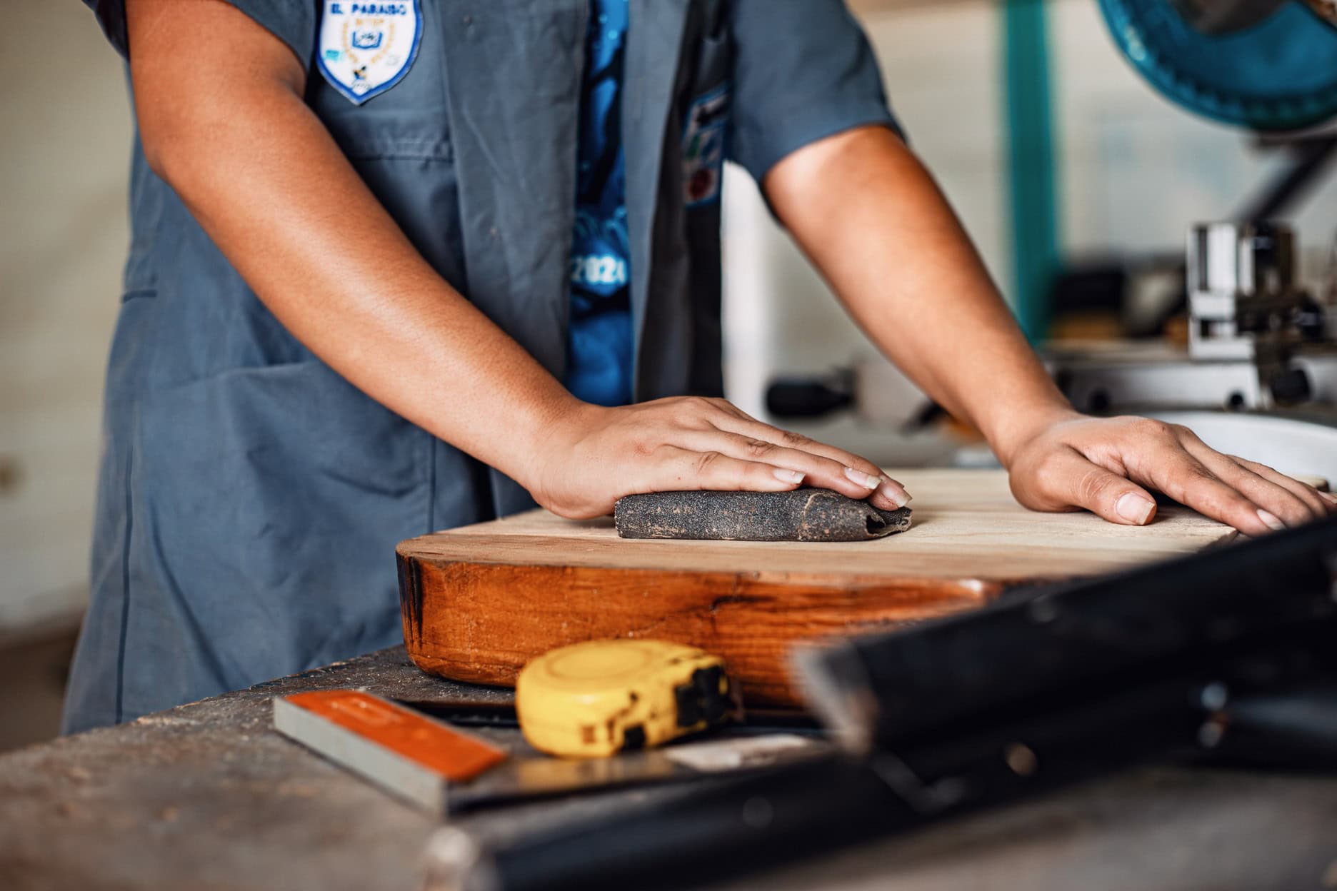 Zukunft selbstbestimmt gestalten, Jimena schleift Holz glatt, Compassion Deutschland