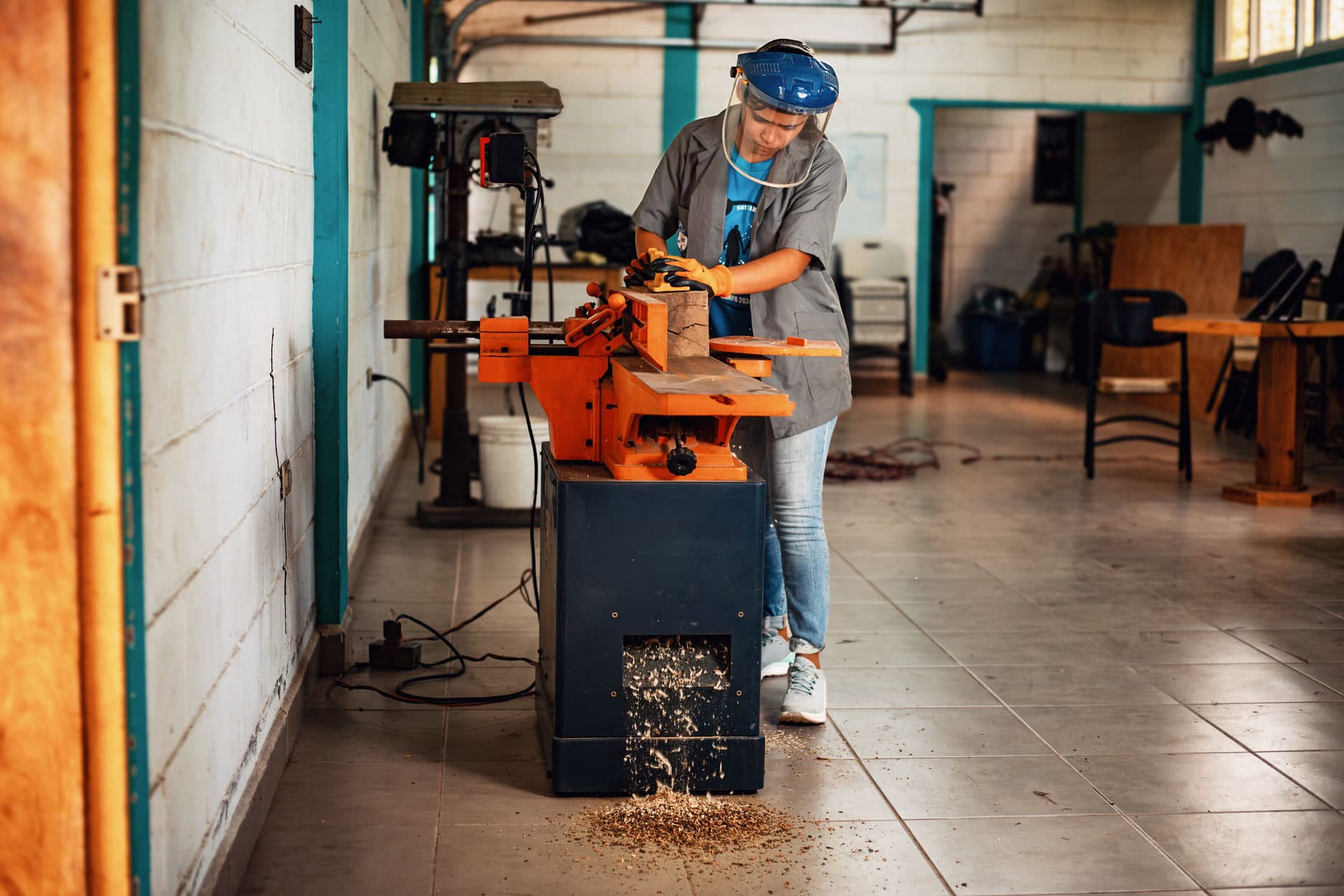 Zukunft selbstbestimmt gestalten, Jimena vor schneidet Holz, Compassion Deutschland