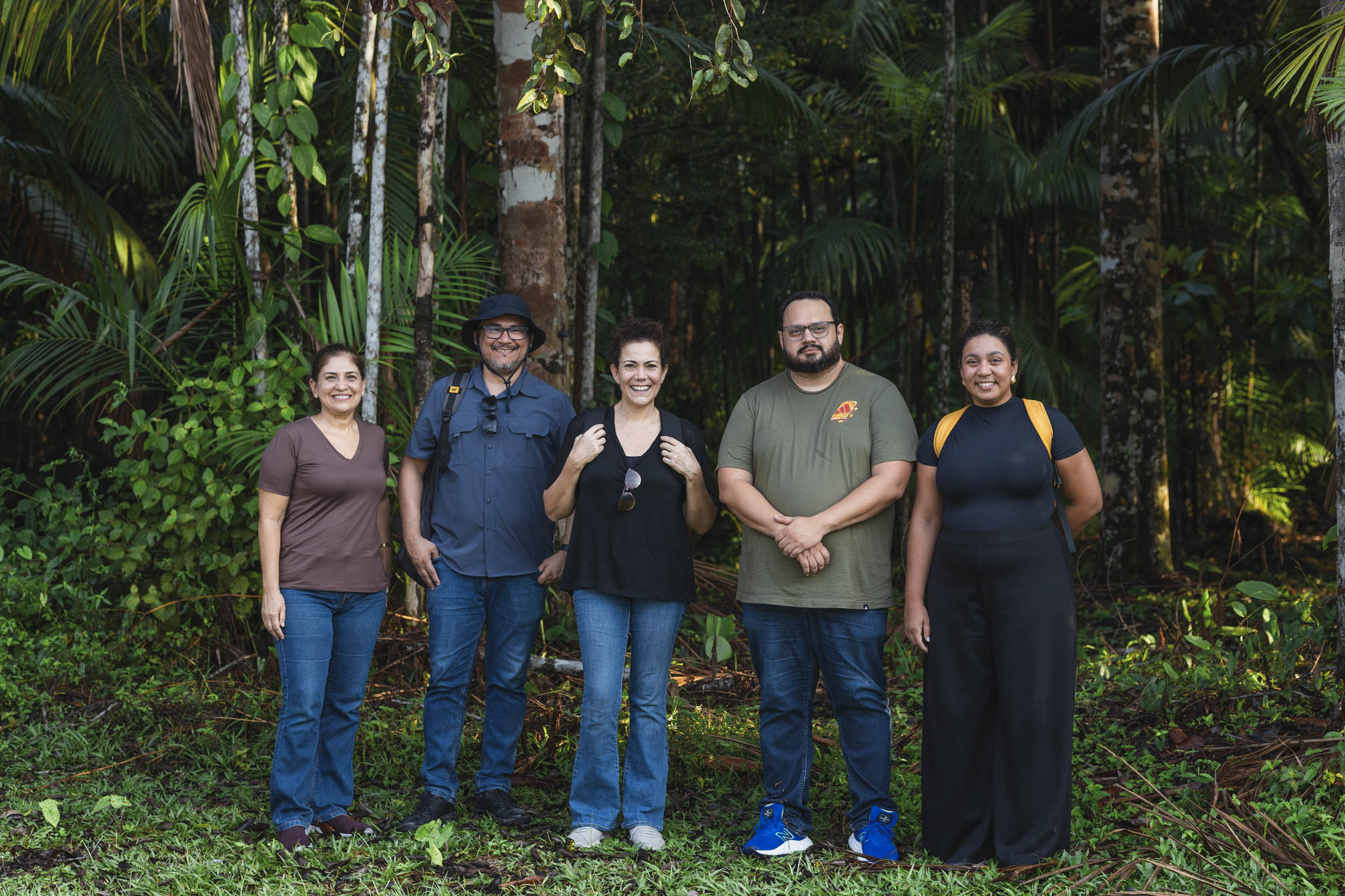 alt="Erkundungsteam am Amazonas, Compassion Deutschland"