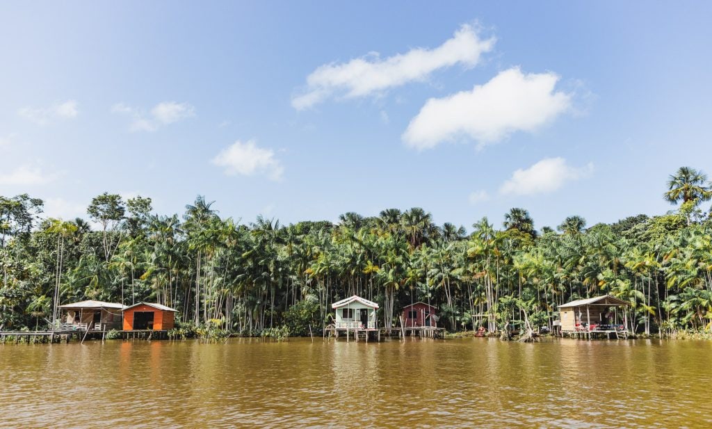 alt="Häuser stehen auf dem Wasser auf der Marajó-Insel am Amazonas, Compassion Deutschland"
