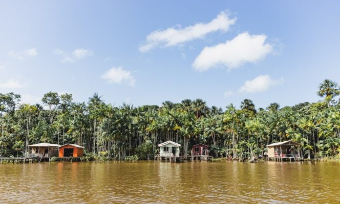 alt="Häuser stehen auf dem Wasser auf der Marajó-Insel am Amazonas, Compassion Deutschland"