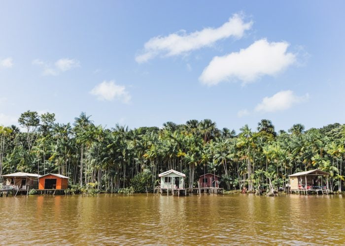 alt="Häuser stehen auf dem Wasser auf der Marajó-Insel am Amazonas, Compassion Deutschland"