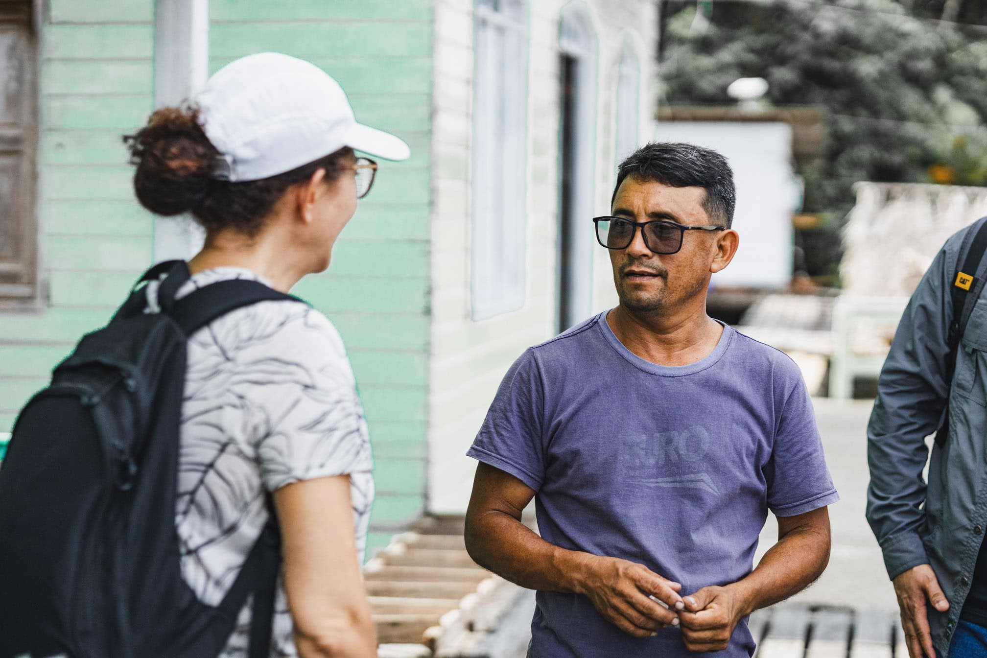 alt="Ein Pastor spricht mit einer Frau auf der Marajó-Insel am Amazonas, Compassion Deutschland"