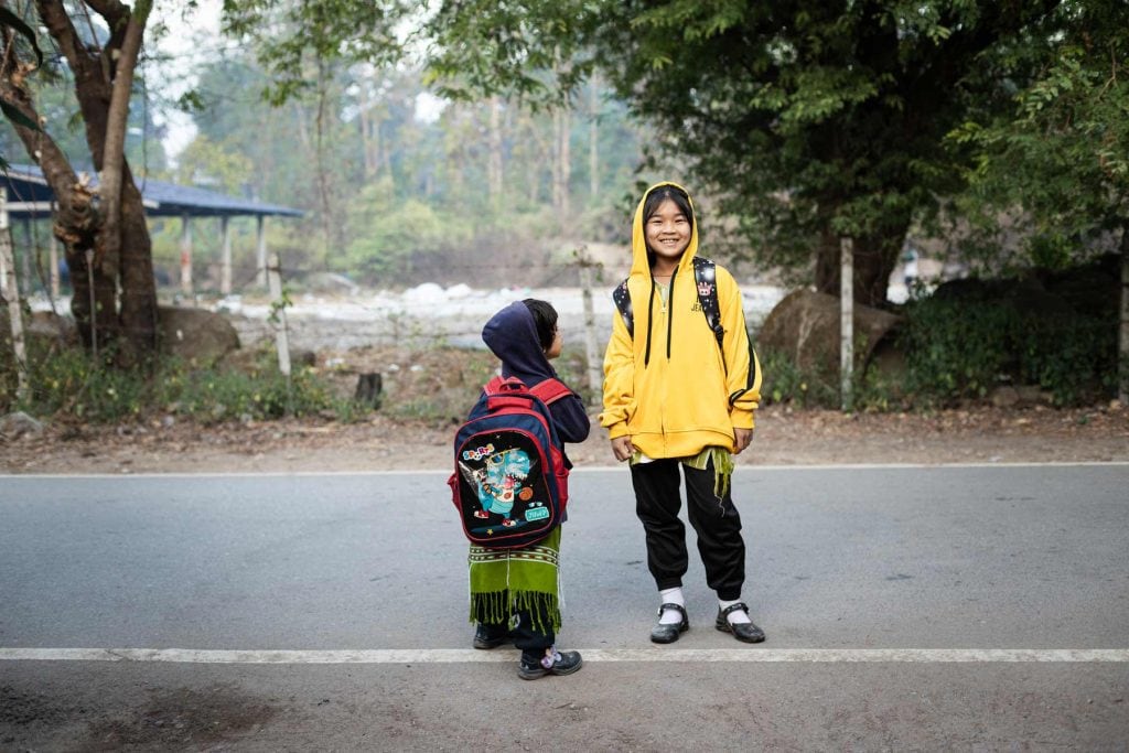 Sirirat mit einem weiteren Kind im Wohnheim auf dem Schulweg, Sirirats Weg in ein sicheres Leben, Compassion Deutschland
