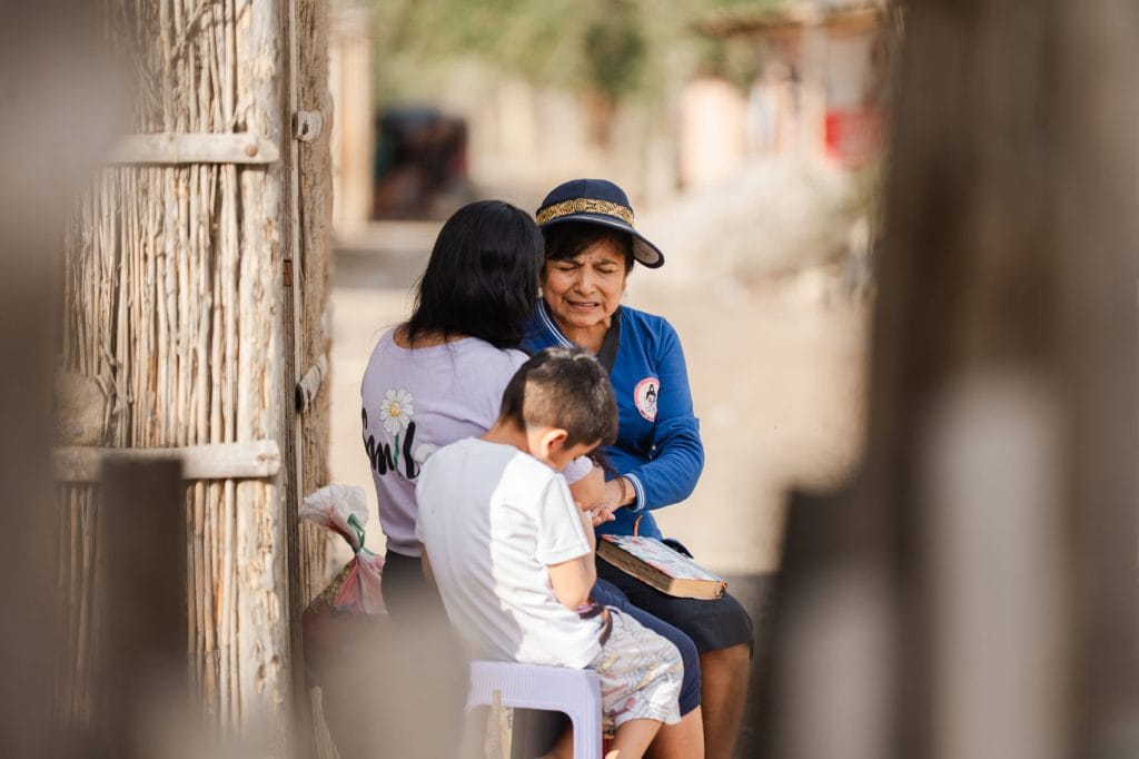 Eine ältere Frau betet liebevoll für Marleni. Der Moment zeigt Glauben, Zusammenhalt und einen unerwarteten Segen | Compassion Deutschland.