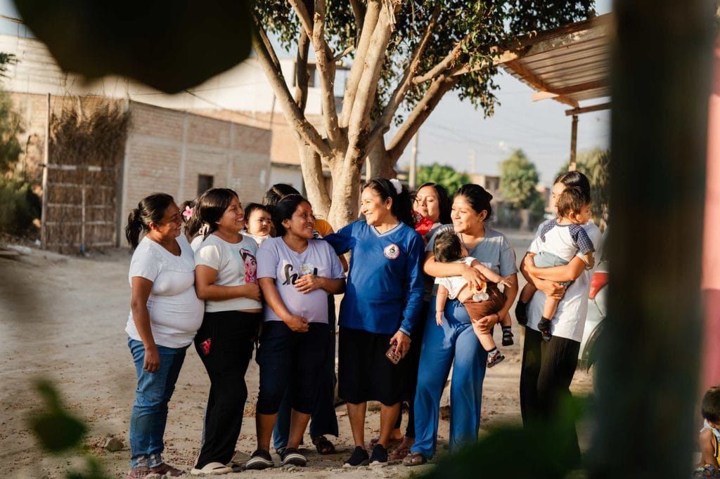 Marleni erlebt gemeinsam mit vielen Frauen und Kindern einen unerwarteten Segen. Eine hoffnungsvolle Szene voller Freude und Gemeinschaft | Compassion Deutschland.