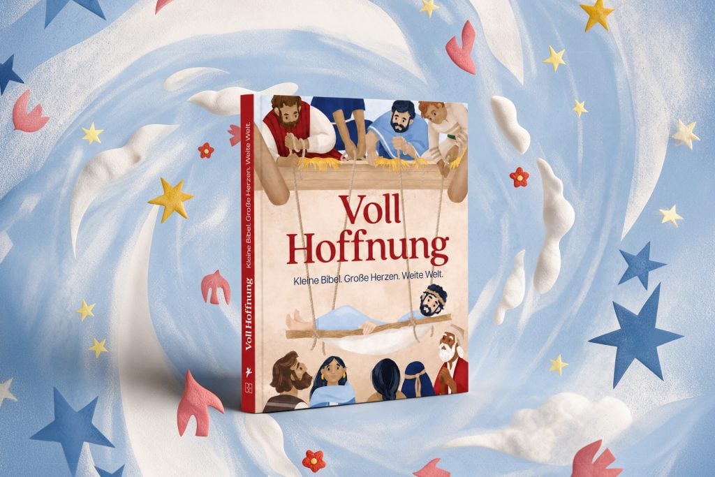 Mockup der Kinderbibel „Voll Hoffnung“ von Compassion Deutschland vor einem hellblauen Wolkenhimmel mit Sternen und Tauben. Auf dem Buchcover ist eine farbenfrohe biblische Szene illustriert.